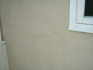 fixing stucco cracks with caulk